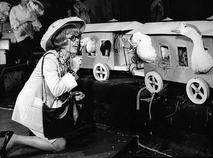 Iva Janžurová ve filmu Cirkus v cirkuse (1975)