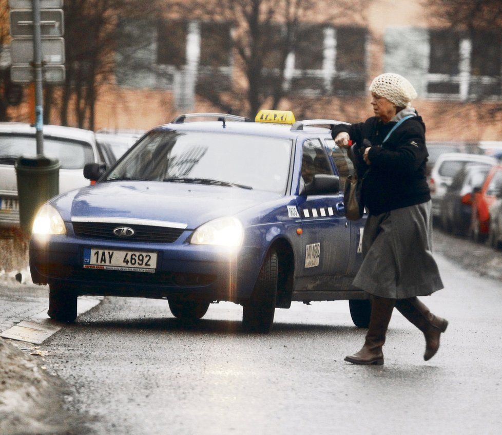 Iva janžurová se o partnera vzorně stará