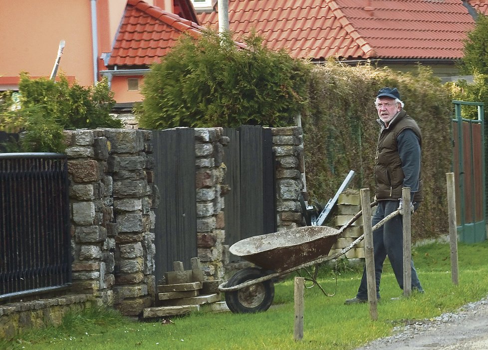 Jaromír Hanzlík při rekonstrukci svého domu v Nespekách na Sázavě