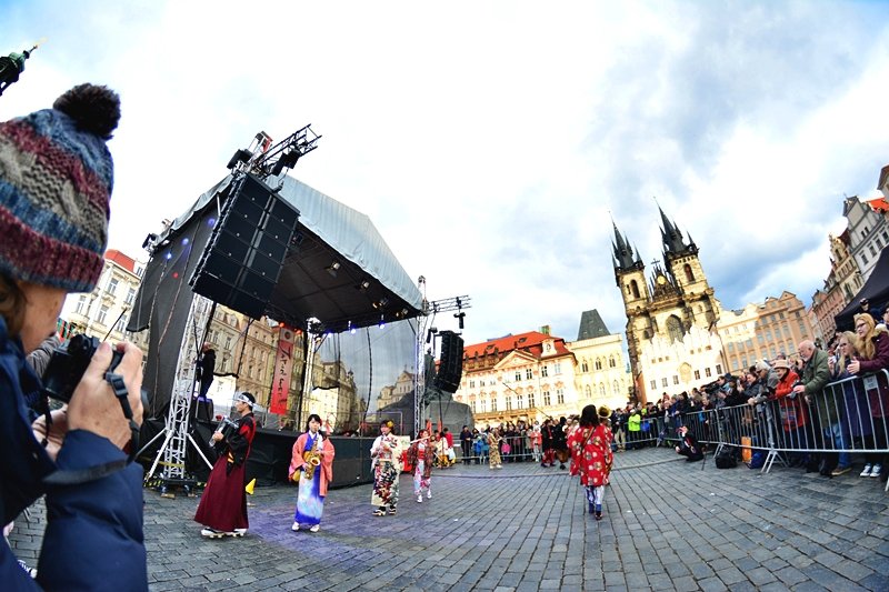 Japan Week Prague slavnostně odstartoval na Staroměstském náměstí.