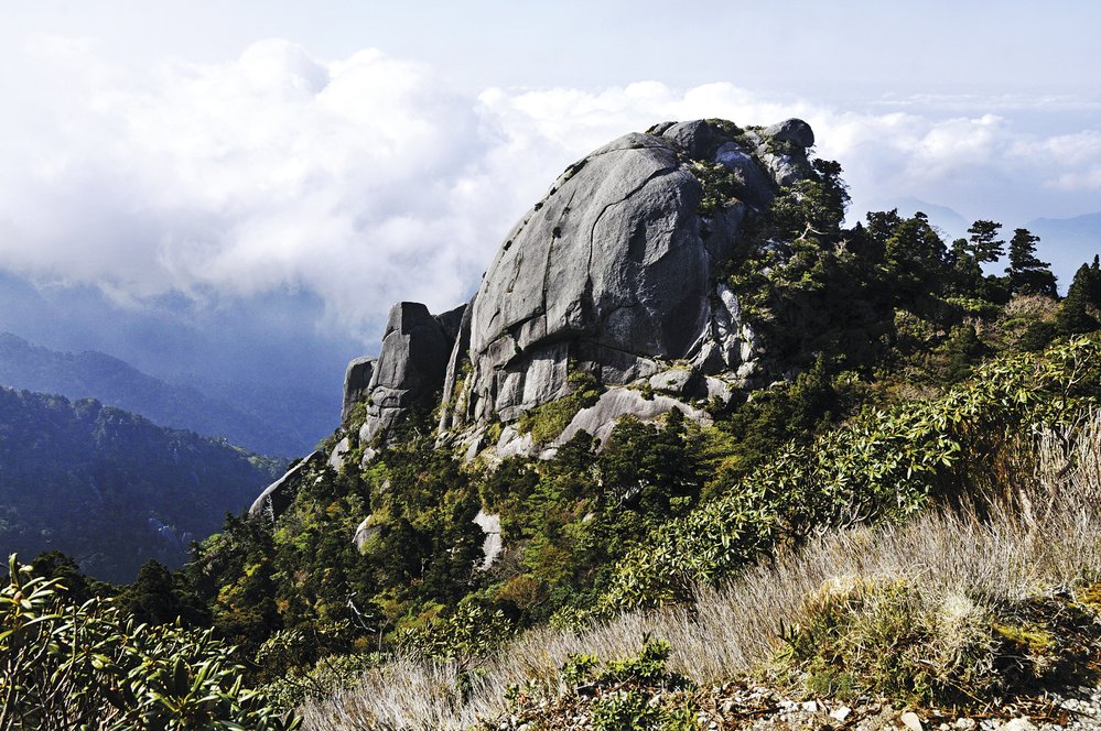 Žulový reliéf vrcholových partií hory Mijanoura- -dake, s 1936 m nejvyššího bodu ostrova Jakušima