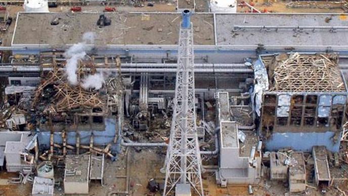 Japonská tragédie.
Elektrárna ve Fukušimě
doplatila na to, že se po
zemětřesení a následném
úderu tsunami ocitla bez
přívodu elektřiny potřebné
k chlazení reaktorů.
Přívalová vlna totiž vyřadila
i záložní zdroje proudu