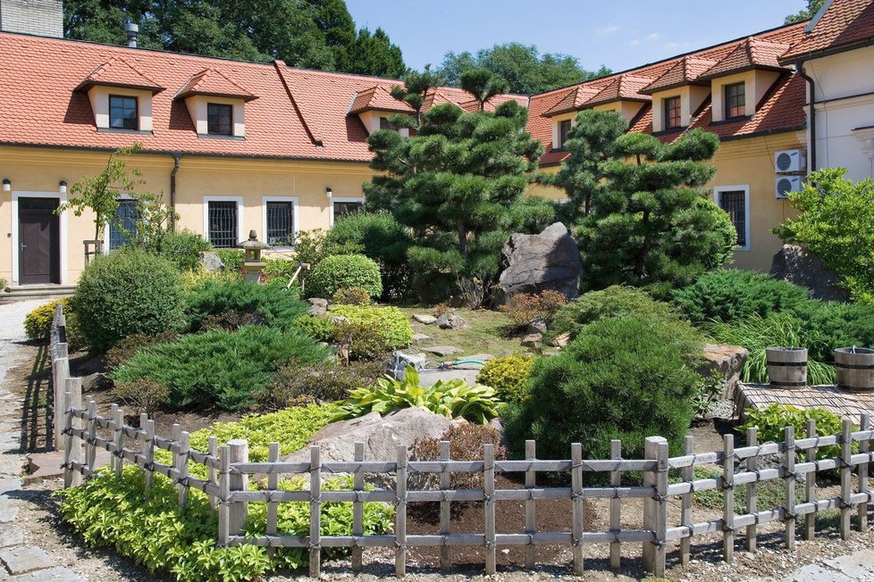 V areálu muzea si prohlédněte Japonskou zahradu přátelství – ta připomíná, že partnerským městem Uherského Brodu je japonské Tsukiyono.