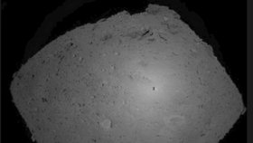 Japonská sonda z povrchu asteroidu Ryugu úspěšně odebrala vzorky.