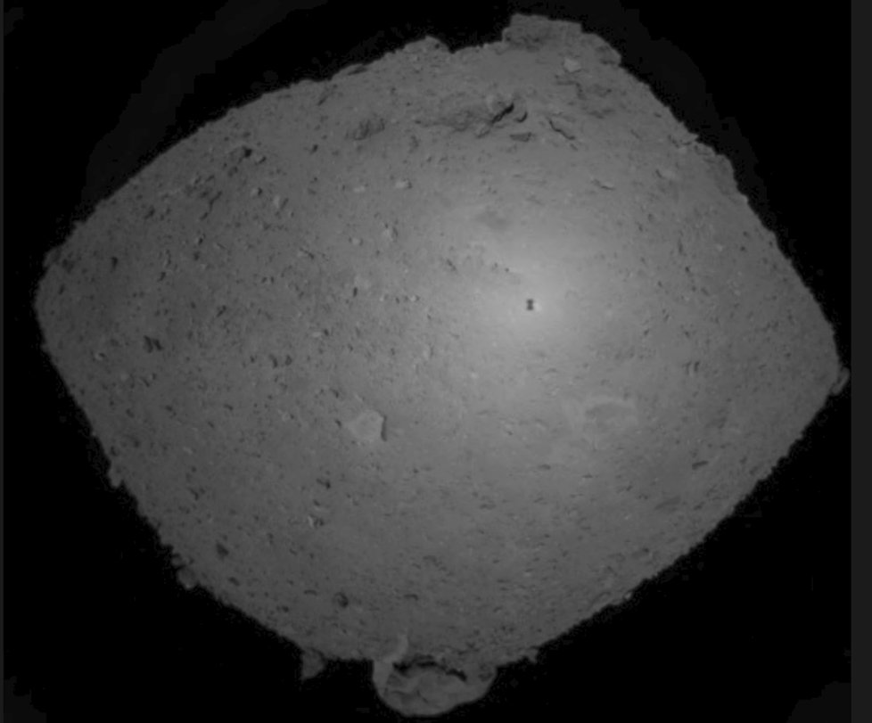 Japonská sonda z povrchu asteroidu Ryugu úspěšně odebrala vzorky