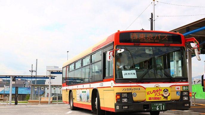 Autobus záchrany, který funguje pro opilce a spáče v Tokiu. 