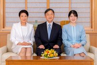 Kuriozita při novoroční zdravici japonského císaře. Před palácem začal běhat naháč