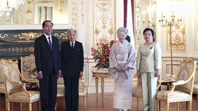 Japonský císařský pár, Akihito a Mičiko, s vietnamským prezidentem Trần Đại Quangem a jeho ženou.