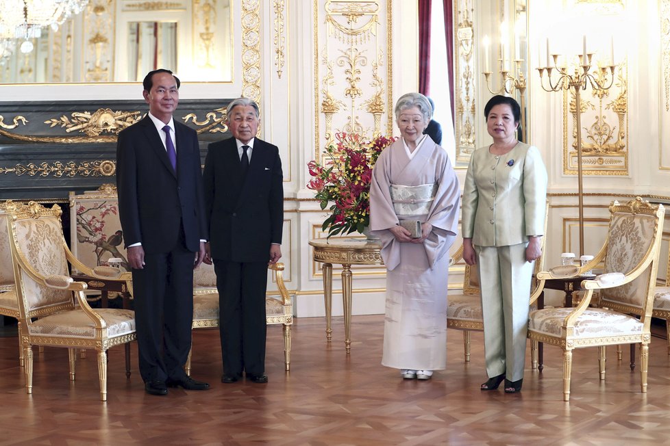 Japonský císařský pár, Akihito a Mičiko, s vietnamským prezidentem Trần Đại Quangem a jeho ženou.
