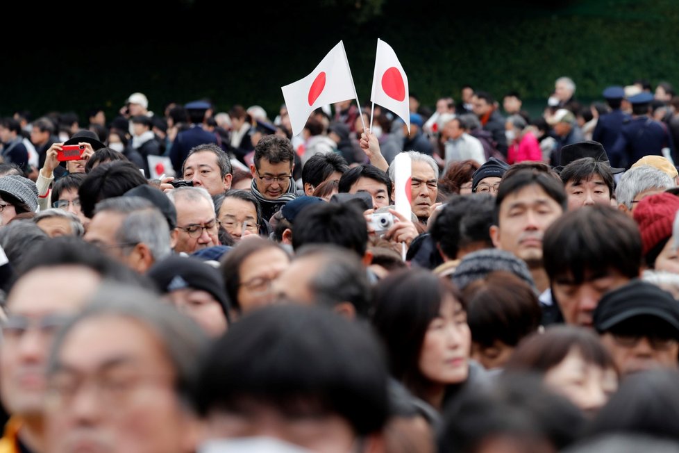 Japonský císař Akihito slaví 85. narozeniny. Popřát mu přišly desítky tisíc lidí