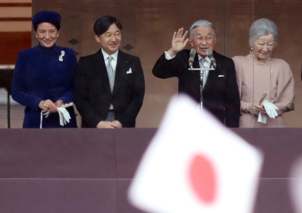 Japonský císař Akihito slaví 85. narozeniny. Popřát mu přišly desítky tisíc lidí