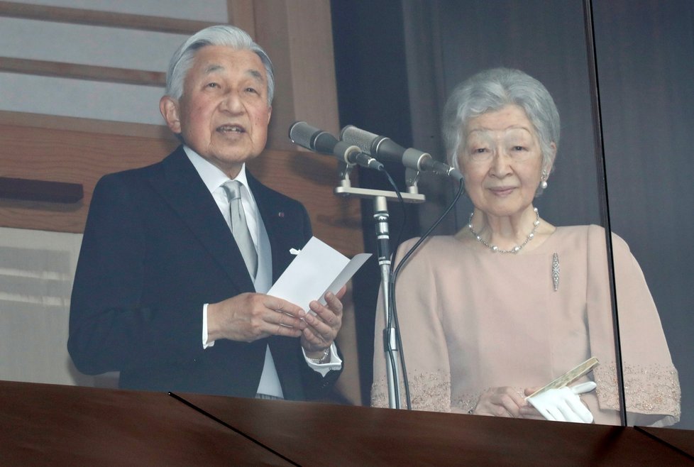 Japonský císař Akihito slaví 85. narozeniny. Popřát mu přišly desítky tisíc lidí