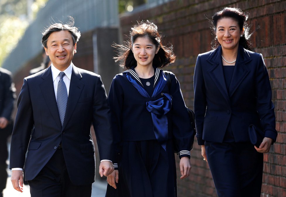 Japonský nový císař Naruhito s manželkou Masako a dcerou Aiko.
