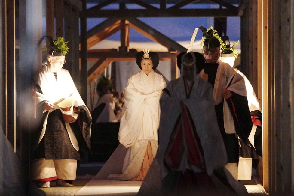 Japonský císař Naruhito má za sebou poslední nástupnický rituál, na který ho doprovodila manželka, císařovna Masako, (15.11.2019).