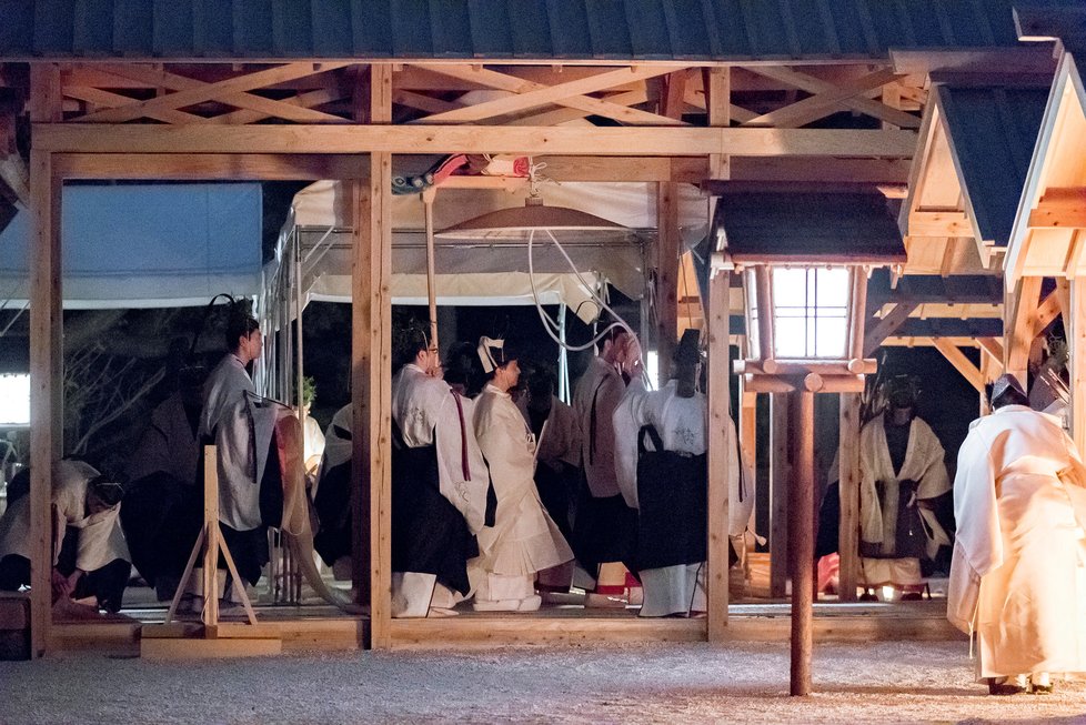 Japonský císař Naruhito má za sebou poslední nástupnický rituál, na který ho doprovodila manželka, císařovna Masako, (15.11.2019).
