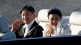 Nový japonský císař Naruhito se se svou chotí císařovnou Masako v luxusním automobilu s odkrytou střechou absolvoval slavnostní průvod u příležitosti svého uvedení na trůn.