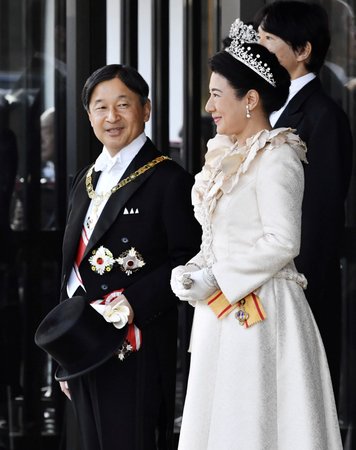 ový japonský císař Naruhito se se svou chotí císařovnou Masako v luxusním automobilu s odkrytou střechou absolvoval slavnostní průvod u příležitosti svého uvedení na trůn.