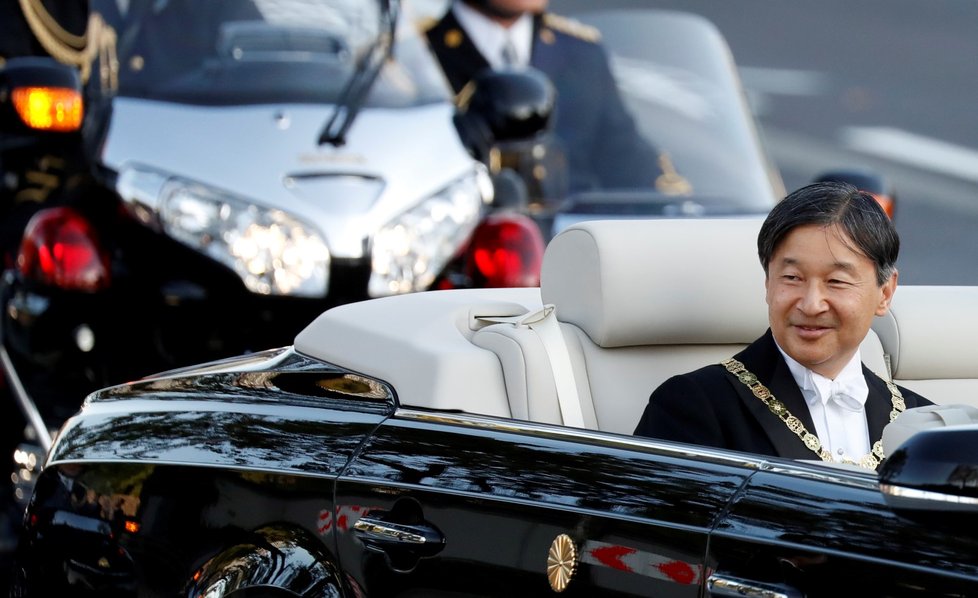 Nový japonský císař Naruhito se svou chotí císařovnou Masako v luxusním automobilu s odkrytou střechou absolvoval slavnostní průvod u příležitosti svého uvedení na trůn.