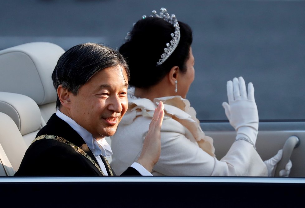 Nový japonský císař Naruhito se se svou chotí císařovnou Masako v luxusním automobilu s odkrytou střechou absolvoval slavnostní průvod u příležitosti svého uvedení na trůn.