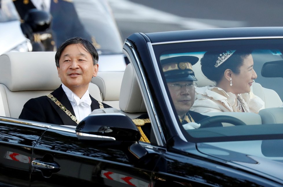 Nový japonský císař Naruhito se svou chotí císařovnou Masako v luxusním automobilu s odkrytou střechou absolvoval slavnostní průvod u příležitosti svého uvedení na trůn.