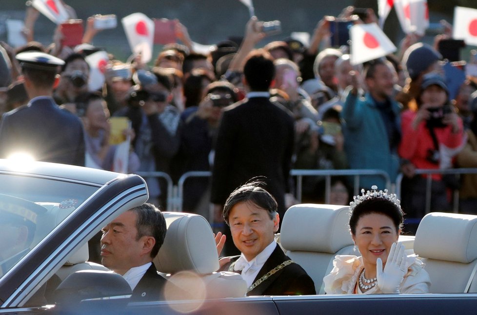 Nový japonský císař Naruhito se svou chotí císařovnou Masako v luxusním automobilu s odkrytou střechou absolvoval slavnostní průvod u příležitosti svého uvedení na trůn.