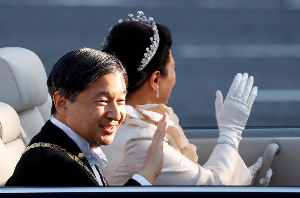 Nový japonský císař Naruhito se svou chotí císařovnou Masako v luxusním automobilu s odkrytou střechou absolvoval slavnostní průvod u příležitosti svého uvedení na trůn.