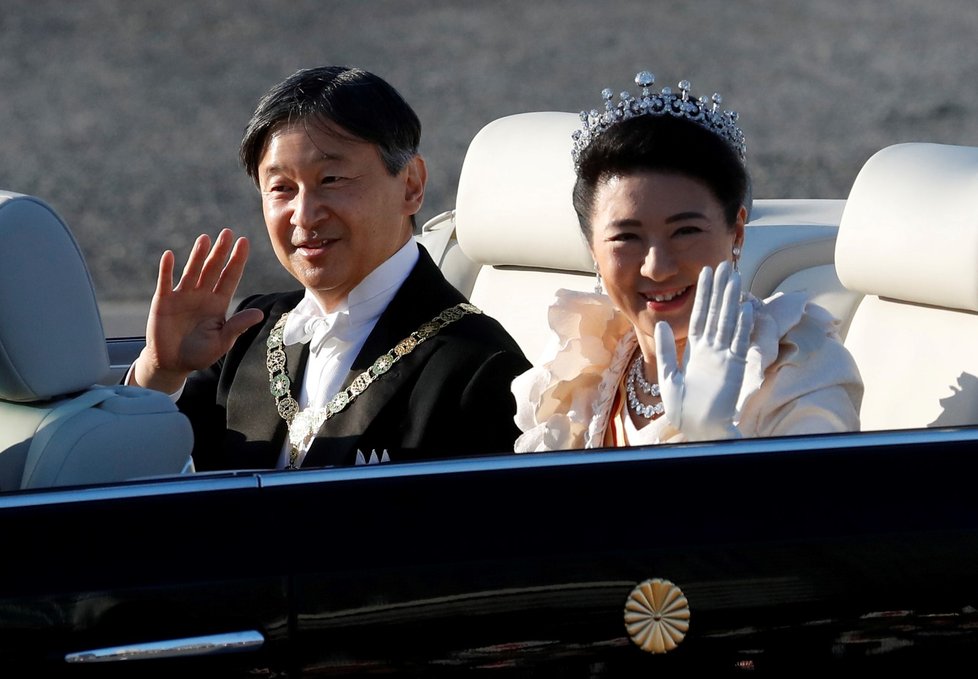 Nový japonský císař Naruhito se svou chotí císařovnou Masako v luxusním automobilu s odkrytou střechou absolvoval slavnostní průvod u příležitosti svého uvedení na trůn.