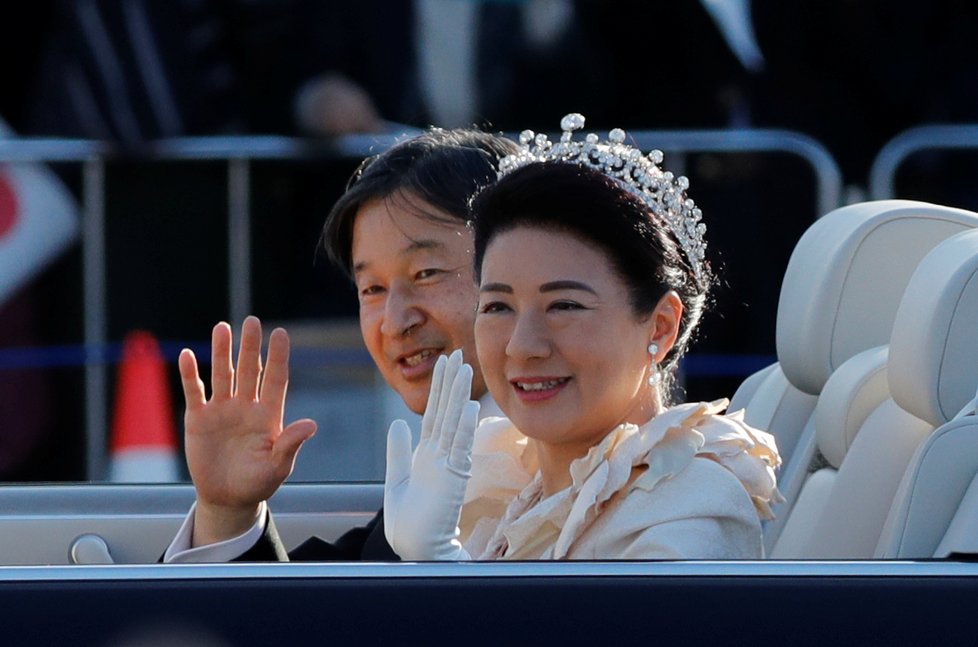 Nový japonský císař Naruhito se se svou chotí císařovnou Masako v luxusním automobilu s odkrytou střechou absolvoval slavnostní průvod u příležitosti svého uvedení na trůn.