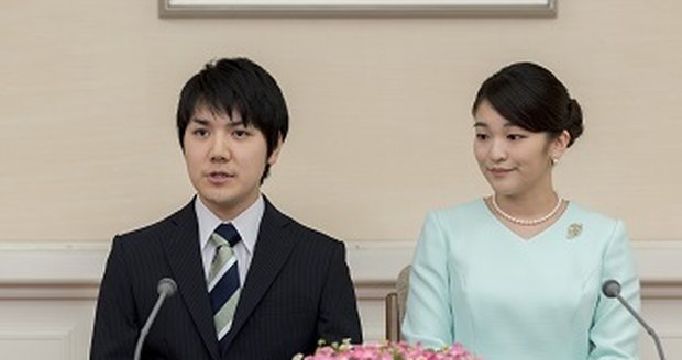 Mako a snoubenec Keie Komuro.