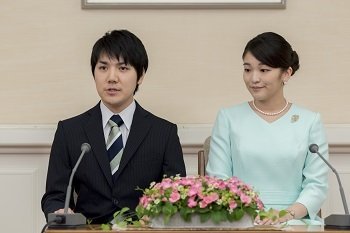 Mako a snoubenec Keie Komuro.