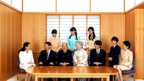 Císařská rodina roku 2016, než Akihito abdikoval.