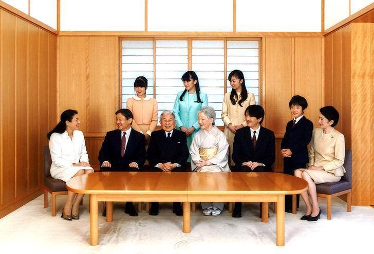 Císařská rodina roku 2016, než Akihito abdikoval.