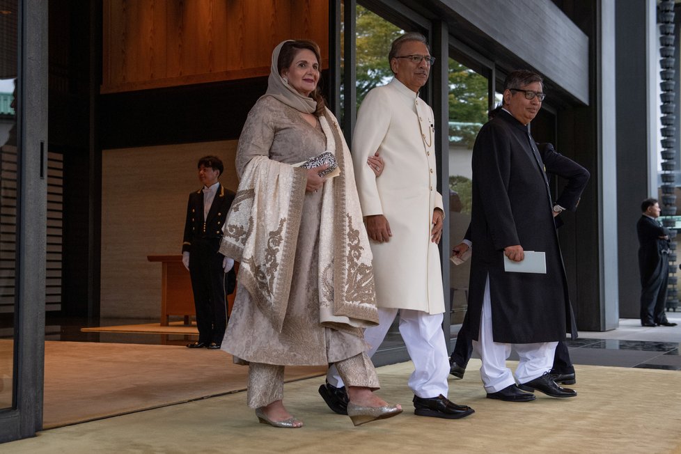 Na intronizaci japonského císaře Naruhita se sjeli hodnostáři z celého světa, na snímku pákistánský prezident Árif Alví s manželkou, (22.10.2019).