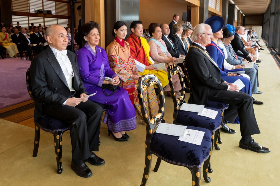 Na intronizaci japonského císaře Naruhita se sjeli hodnostáři z celého světa, na snímku švédský král Karel XVI. Gustaf s dcerou, korunní princeznou Viktorií, kambodžský král Norodom Sihamoni, bhútánský král Džigme Khesar Namgjel Wangčhug s manželkou, královnou Džetsun Pemou, (22.10.2019).