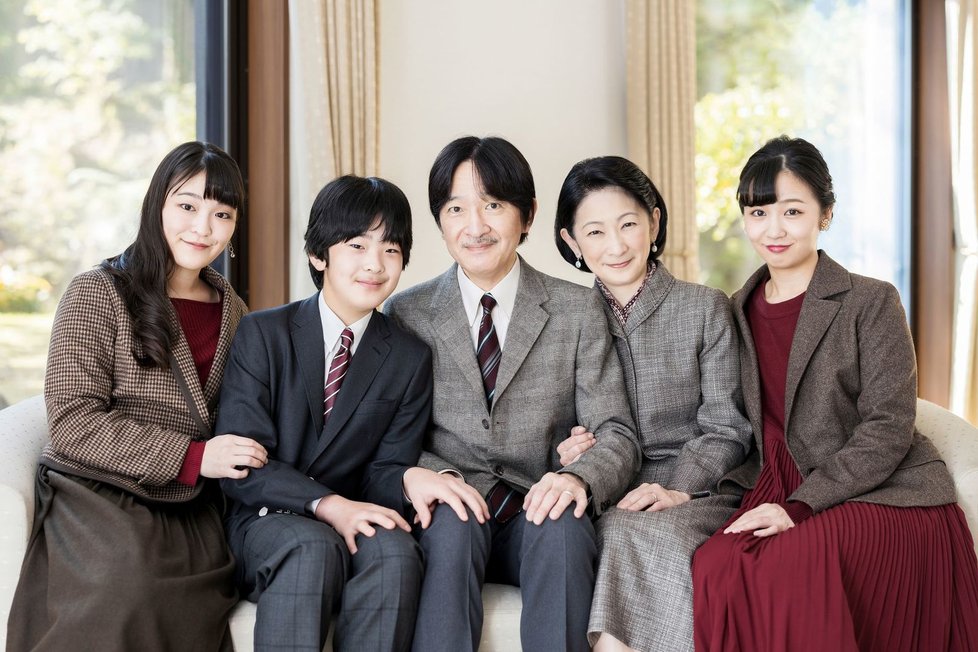 Princ Akišino je první v řadě na bratrův trůn, druhý jeho syn Hisahito.