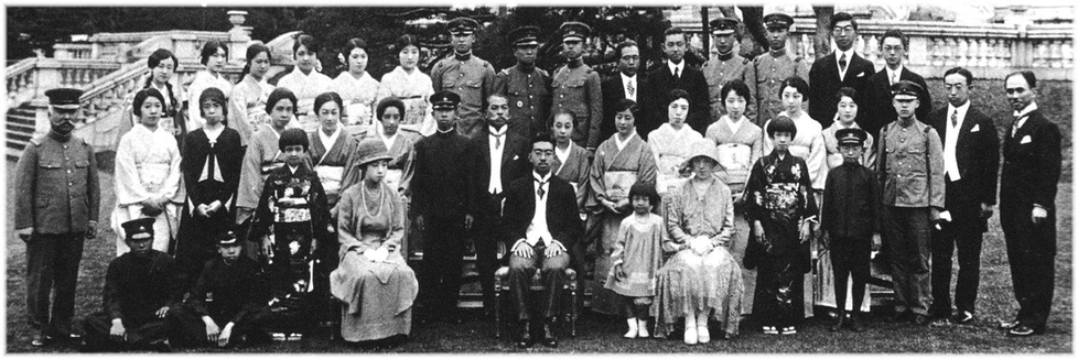 Hirohito a vedlejší větve císařské rodiny, 1937. Nová ústava jejich postavení zrušila.