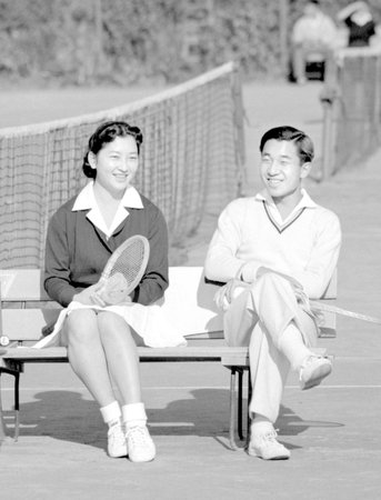 V tisku se o vztahu Akihita a Mičiko psalo jako o „pohádce nebo romanci z tenisového kurtu“.