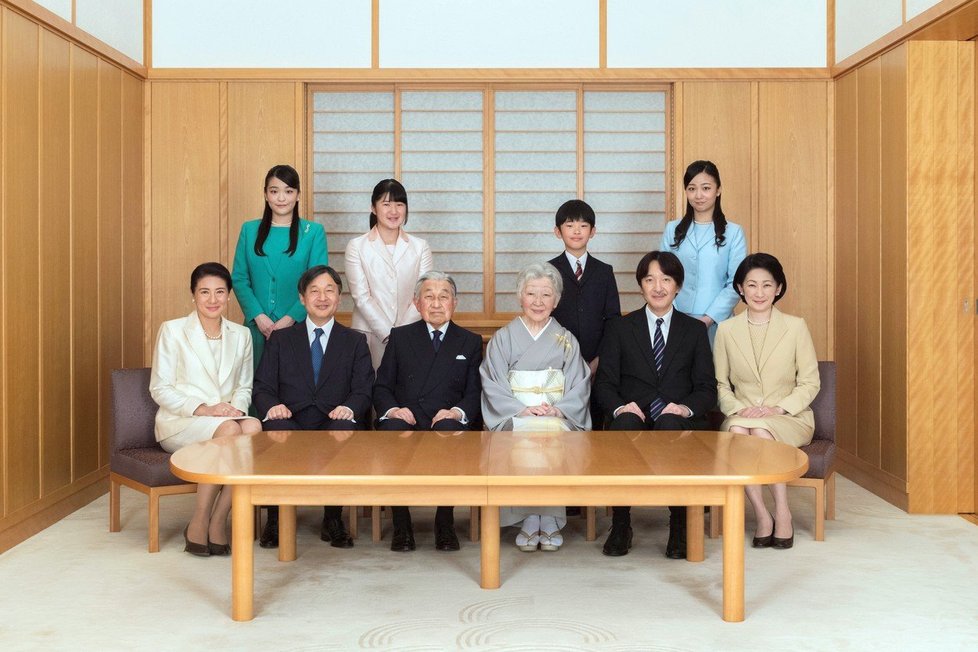 Japonská císařská rodina: dolní řada zleva - princezna Masako, korunní princ Naruhito, císař Akihito, císařovna Mičiko, princ Fumihito, princezna Kiko. Horní řada zleva - princezny Mako a Aiko, princ Hisahito a princezna Kako.