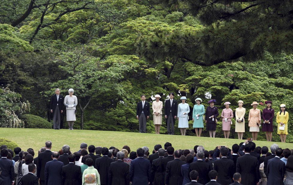 Císařská rodina, zleva: císař Akihito a císačovna Mičiko, korunní princ Naruhito a korunní princezna Masako, princ Akišino s manželkou princeznou Kiko, princezny: Mako, Nobuko, Akiko, Yoko, Hisako, Cuguko a Ajako (ve žlutém).