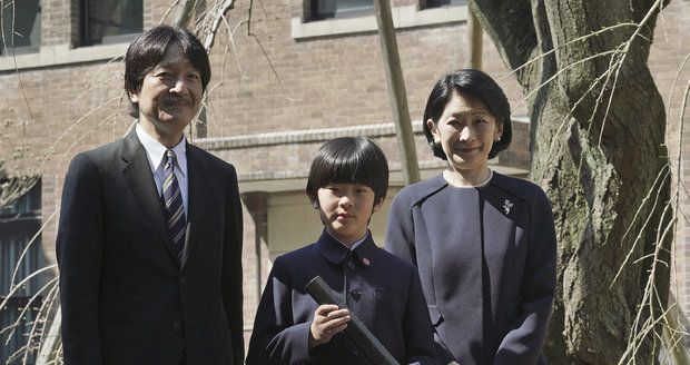 Na školní lavici japonského prince našli nůž. Je jediným vnukem končícího císaře