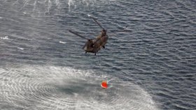 Helikoptéry nabírají tuny vody, zatím je to jen oddalování katastrofy
