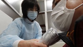 Japonci se podrobují měření radiace.