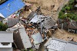 Budova zničená při sesuvu půdy v Sakašo, v prefektuře Hirošima na jihozápadě Japonska. Jen v prefektuře Hirošima zemřely desítky lidí.