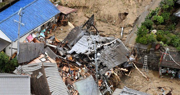 Bouře, sesuvy, záplavy a zemětřesení: Tragický den nepřežilo v Japonsku nejméně 48 lidí