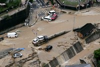 Obří záplavy v Japonsku zabily nejméně 81 lidí. Chystá se evakuace milionů místních