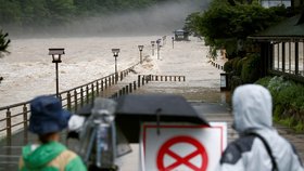 Řeka Katsura se v Kjótu na západě Japonska kvůli vydatnému dešti rozvodnila.