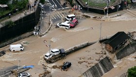 Ulice se na jihozápadě Japonska ztrácí pod vrstvami vody a bláta.