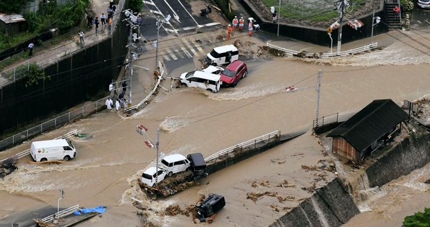 Obří záplavy v Japonsku zabily nejméně 81 lidí. Chystá se evakuace milionů místních