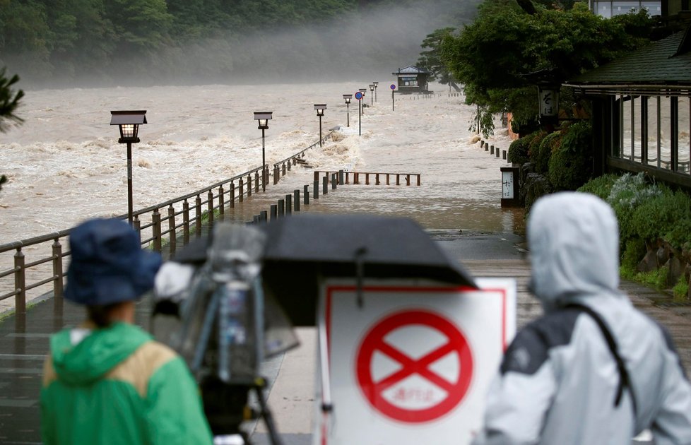 Řeka Katsura se v Kjótu na západě Japonska kvůli vydatnému dešti rozvodnila.