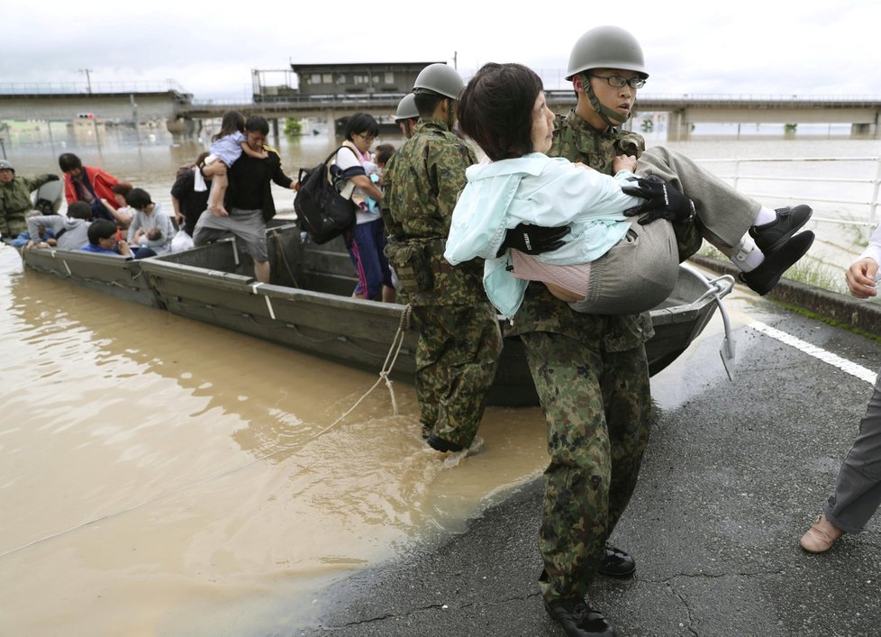 Obyvatele Kurashiki na jihu Japonska při záplavách zachraňují japonští vojáci.